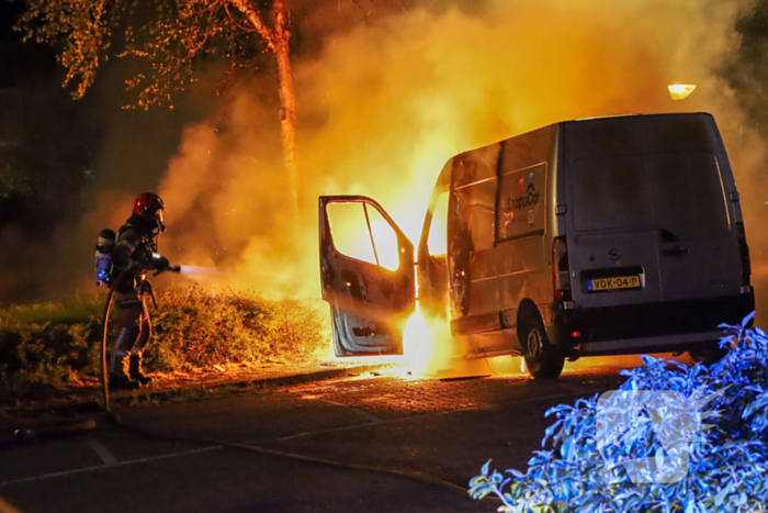 Bestelbus gaat in vlammen op