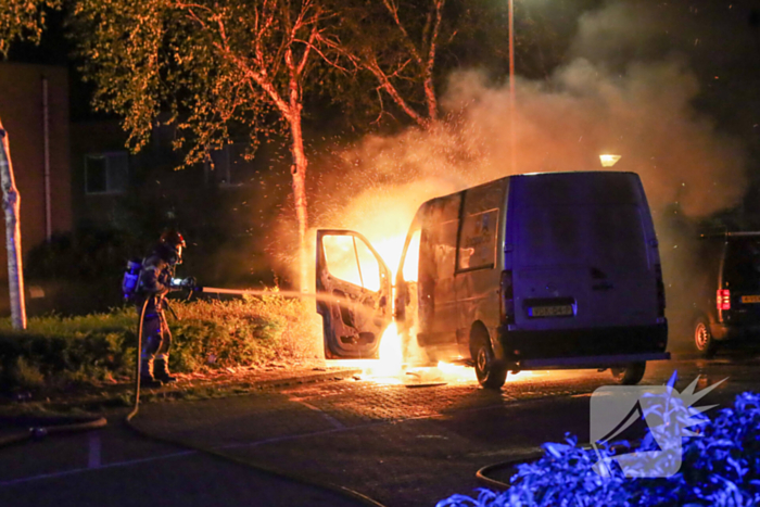 Bestelbus gaat in vlammen op