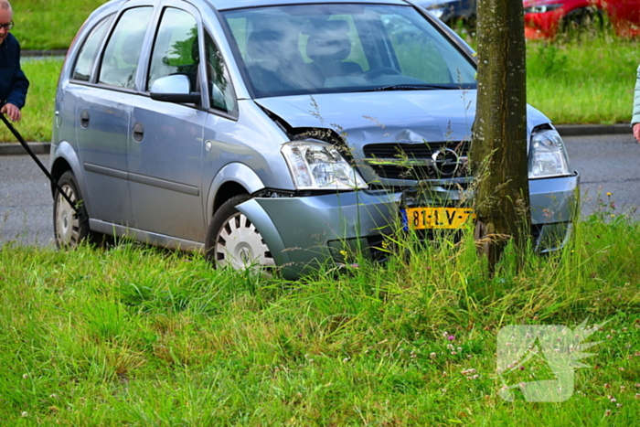 Auto botst tegen boom