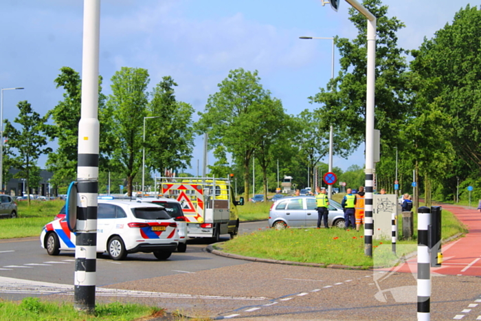 Auto botst tegen boom