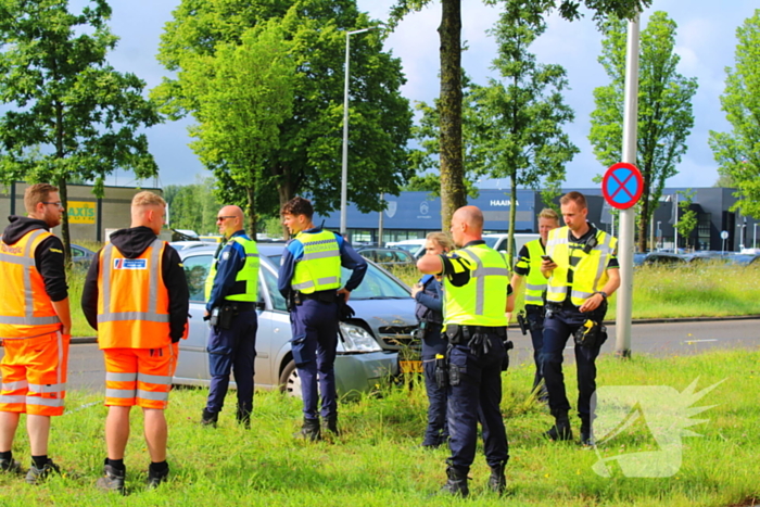 Auto botst tegen boom