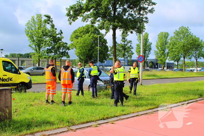 Auto botst tegen boom