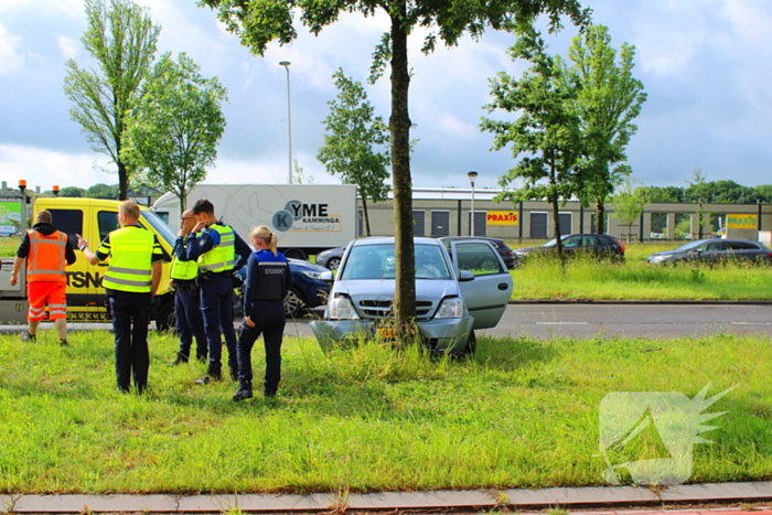 Auto botst tegen boom