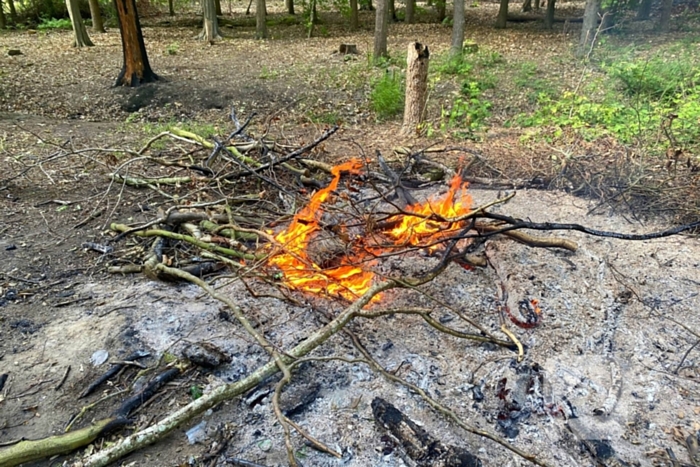 Brandweer blust moeilijk vindbaar vuur