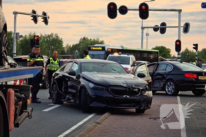 Politieberger sleept auto weg