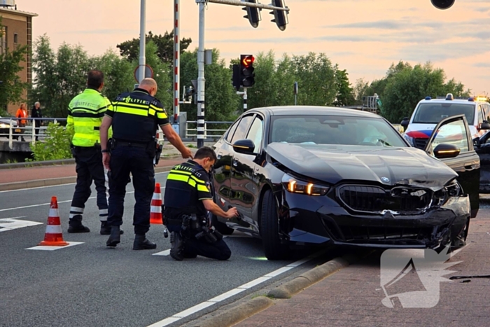 Politieberger sleept auto weg