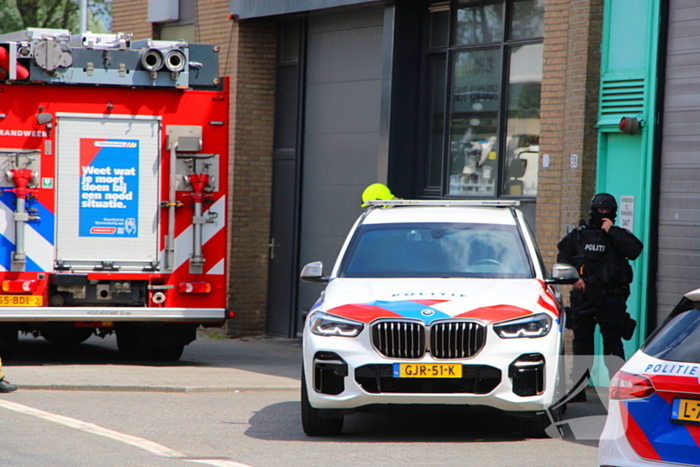Zwaarbewapende agenten beveiligen drugslab