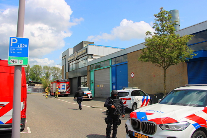 Zwaarbewapende agenten beveiligen drugslab