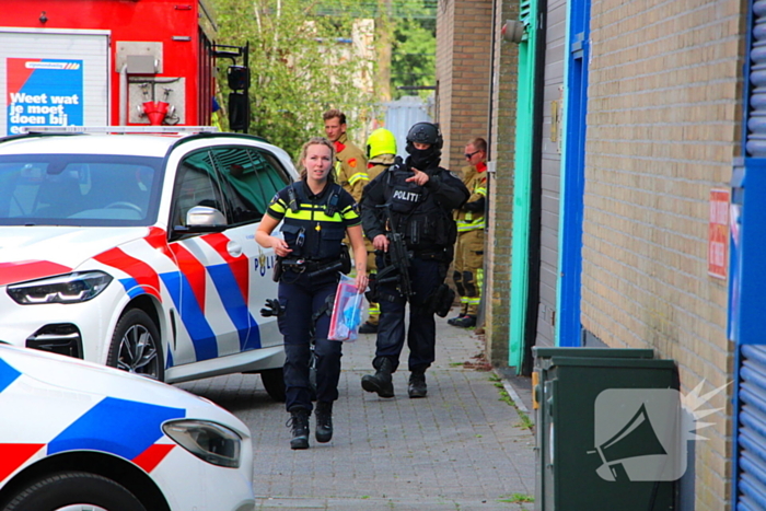 Zwaarbewapende agenten beveiligen drugslab