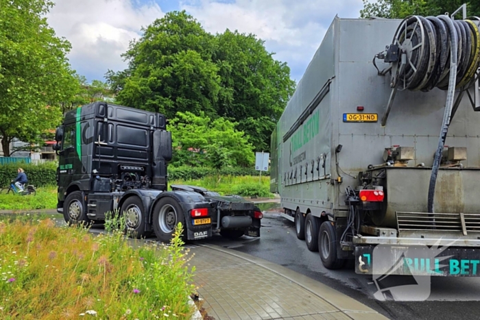 Vrachtwagen verliest oplegger op rotonde