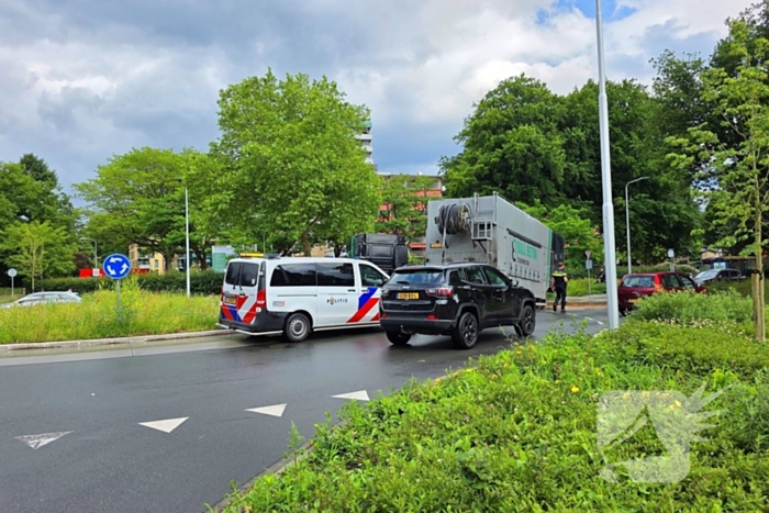 Vrachtwagen verliest oplegger op rotonde