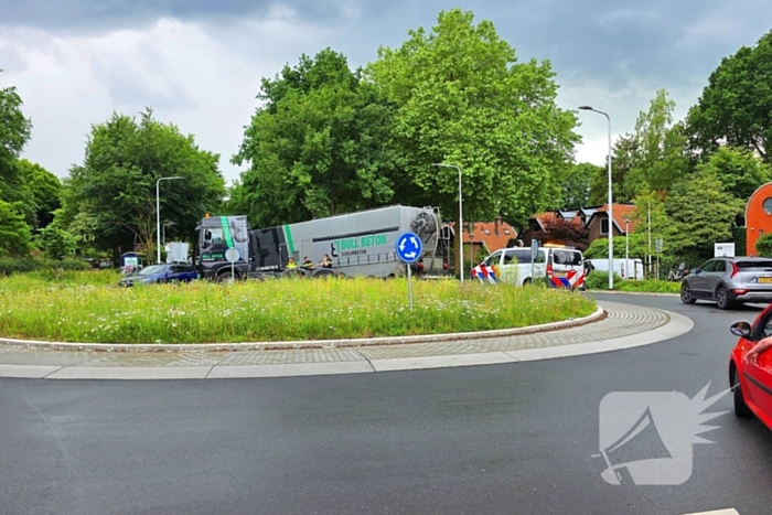 Vrachtwagen verliest oplegger op rotonde