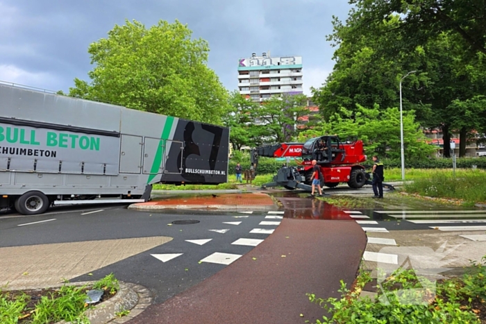 Vrachtwagen verliest oplegger op rotonde