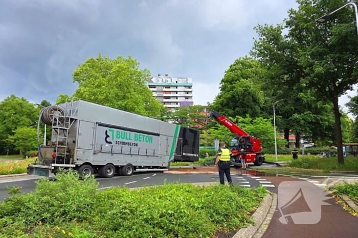 Vrachtwagen verliest oplegger op rotonde