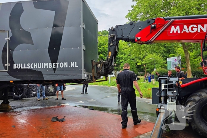 Vrachtwagen verliest oplegger op rotonde