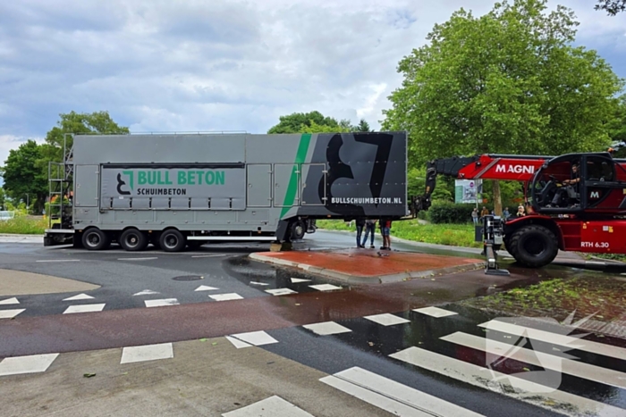 Vrachtwagen verliest oplegger op rotonde