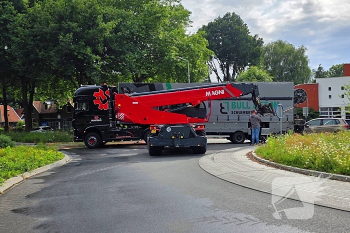 Vrachtwagen verliest oplegger op rotonde