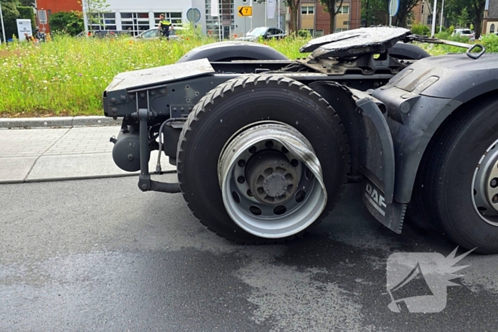 Vrachtwagen verliest oplegger op rotonde