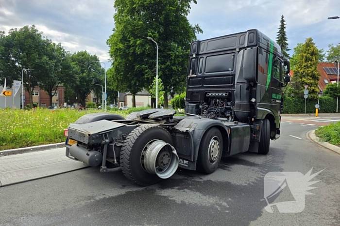 Vrachtwagen verliest oplegger op rotonde