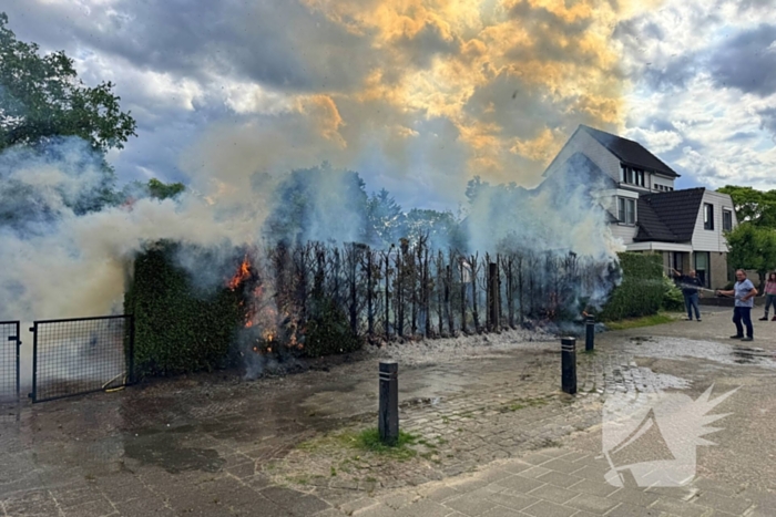 Bewoners blussen met tuinslang