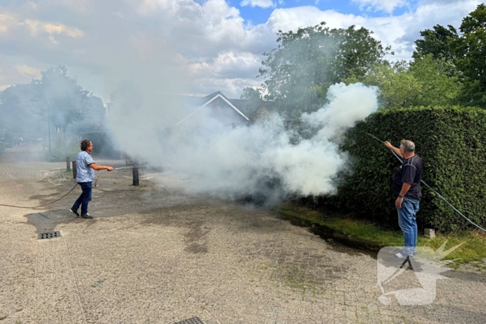 Bewoners blussen met tuinslang