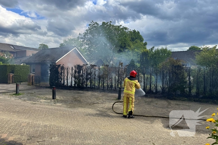Bewoners blussen met tuinslang