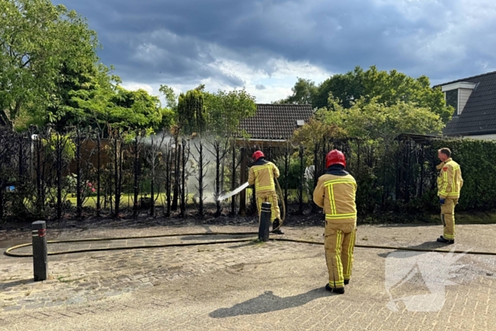Bewoners blussen met tuinslang