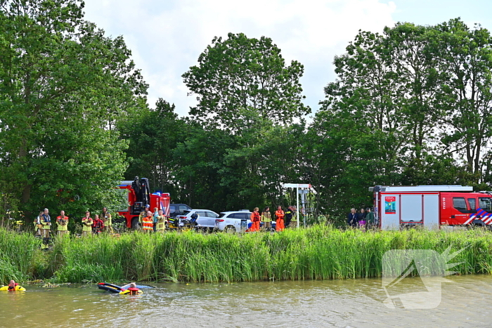 Hulpdiensten in actie na auto te water