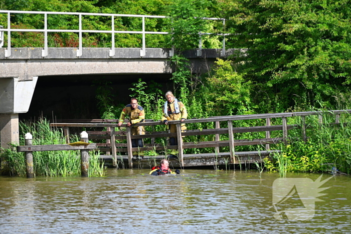 Hulpdiensten in actie na auto te water