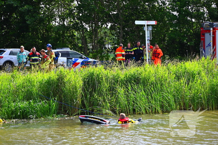 Hulpdiensten in actie na auto te water