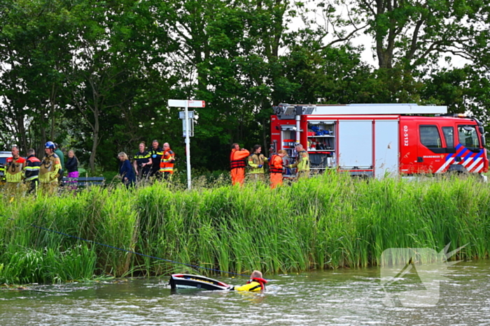 Hulpdiensten in actie na auto te water