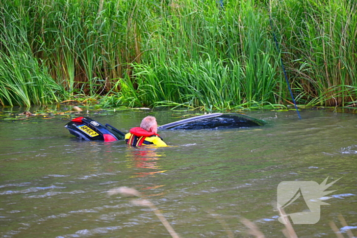 Hulpdiensten in actie na auto te water