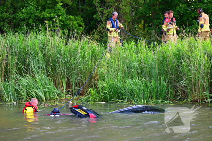 Hulpdiensten in actie na auto te water