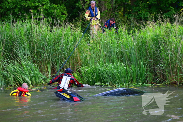 Hulpdiensten in actie na auto te water