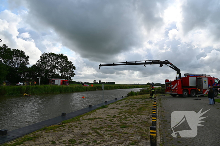 Hulpdiensten in actie na auto te water