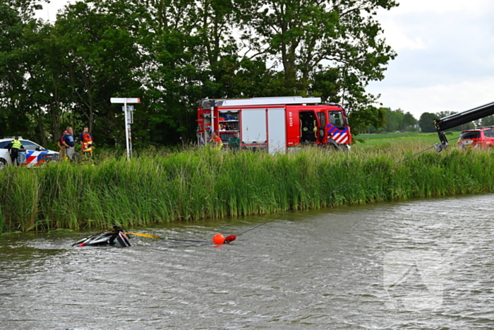 Hulpdiensten in actie na auto te water