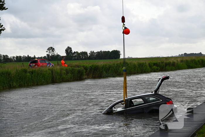 Hulpdiensten in actie na auto te water