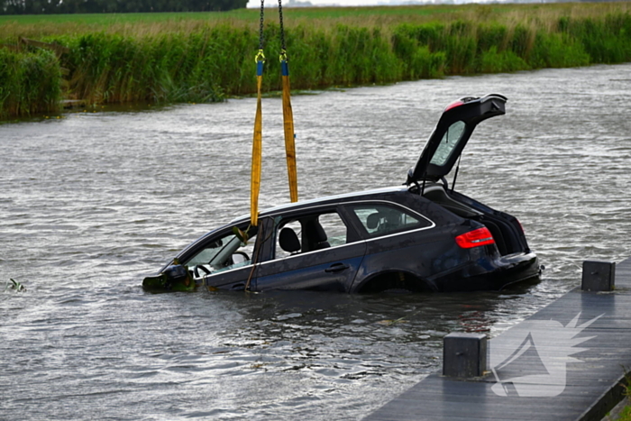 Hulpdiensten in actie na auto te water