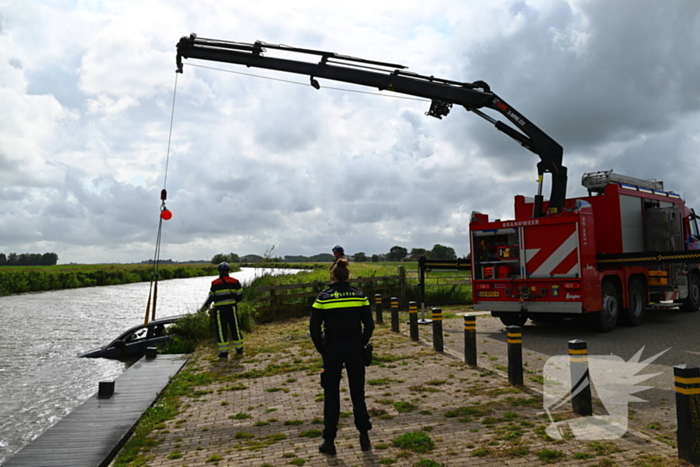 Hulpdiensten in actie na auto te water