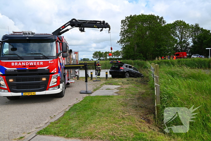 Hulpdiensten in actie na auto te water