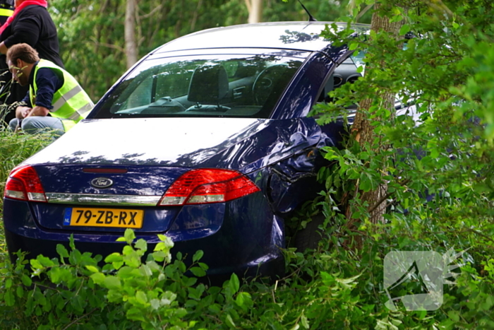 Voertuig raakt van de weg