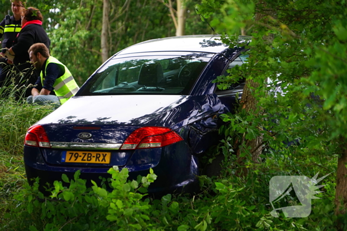 Voertuig raakt van de weg