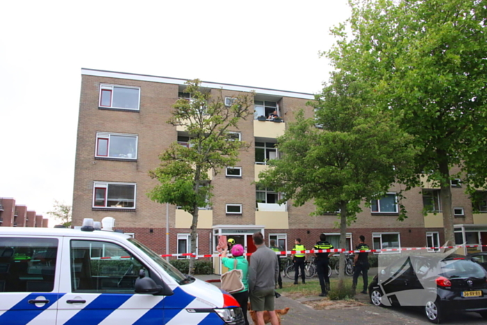Hulpdiensten groots ingezet voor persoon op balkon, flats ontruimd