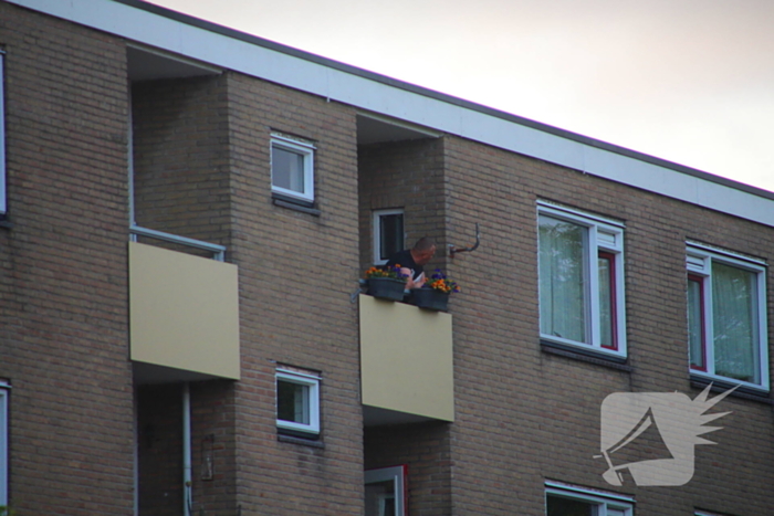 Hulpdiensten groots ingezet voor persoon op balkon, flats ontruimd