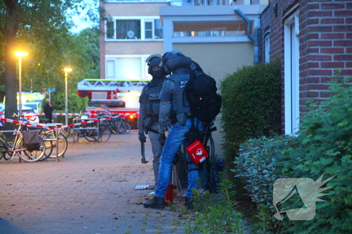 Hulpdiensten groots ingezet voor persoon op balkon, flats ontruimd