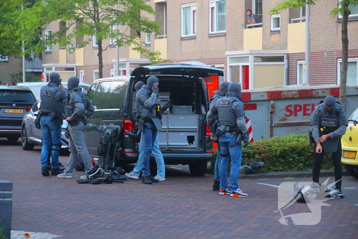 Hulpdiensten groots ingezet voor persoon op balkon, flats ontruimd