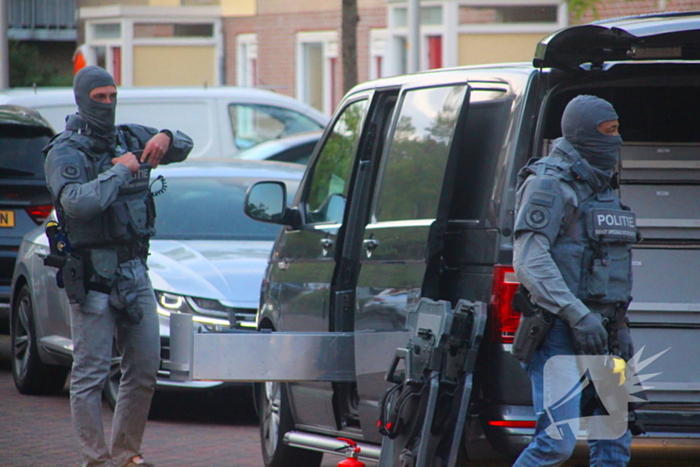 Hulpdiensten groots ingezet voor persoon op balkon, flats ontruimd