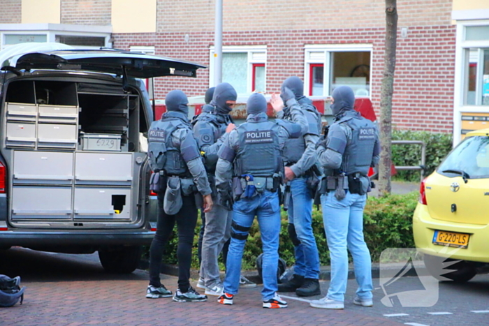 Hulpdiensten groots ingezet voor persoon op balkon, flats ontruimd