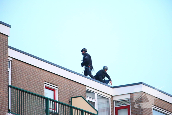 Hulpdiensten groots ingezet voor persoon op balkon, flats ontruimd
