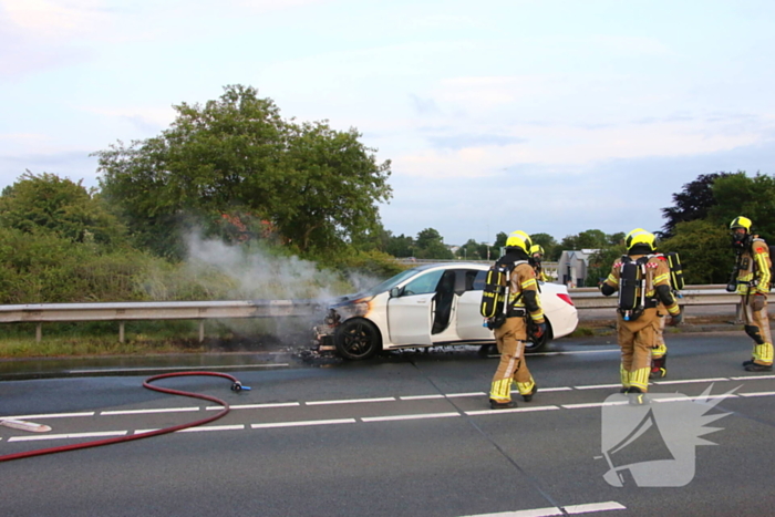 Personenauto al rijdend in brand